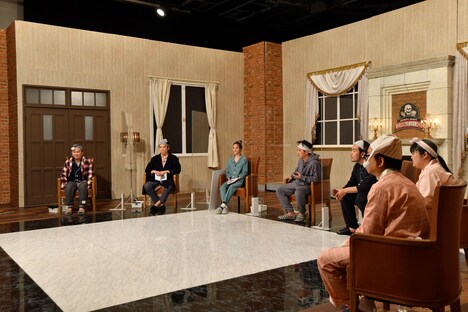 パジャマ姿で「ドキュメンタル」シーズン5を鑑賞するかまいたちら。