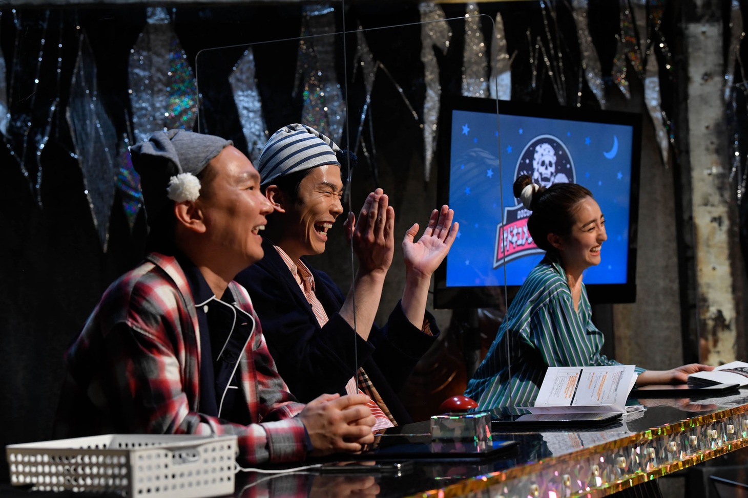 「#ドキュメンタル無料視聴ライブ パジャマパブリックビューイング」の様子。
