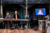 「#ドキュメンタル無料視聴ライブ パジャマパブリックビューイング」の様子。