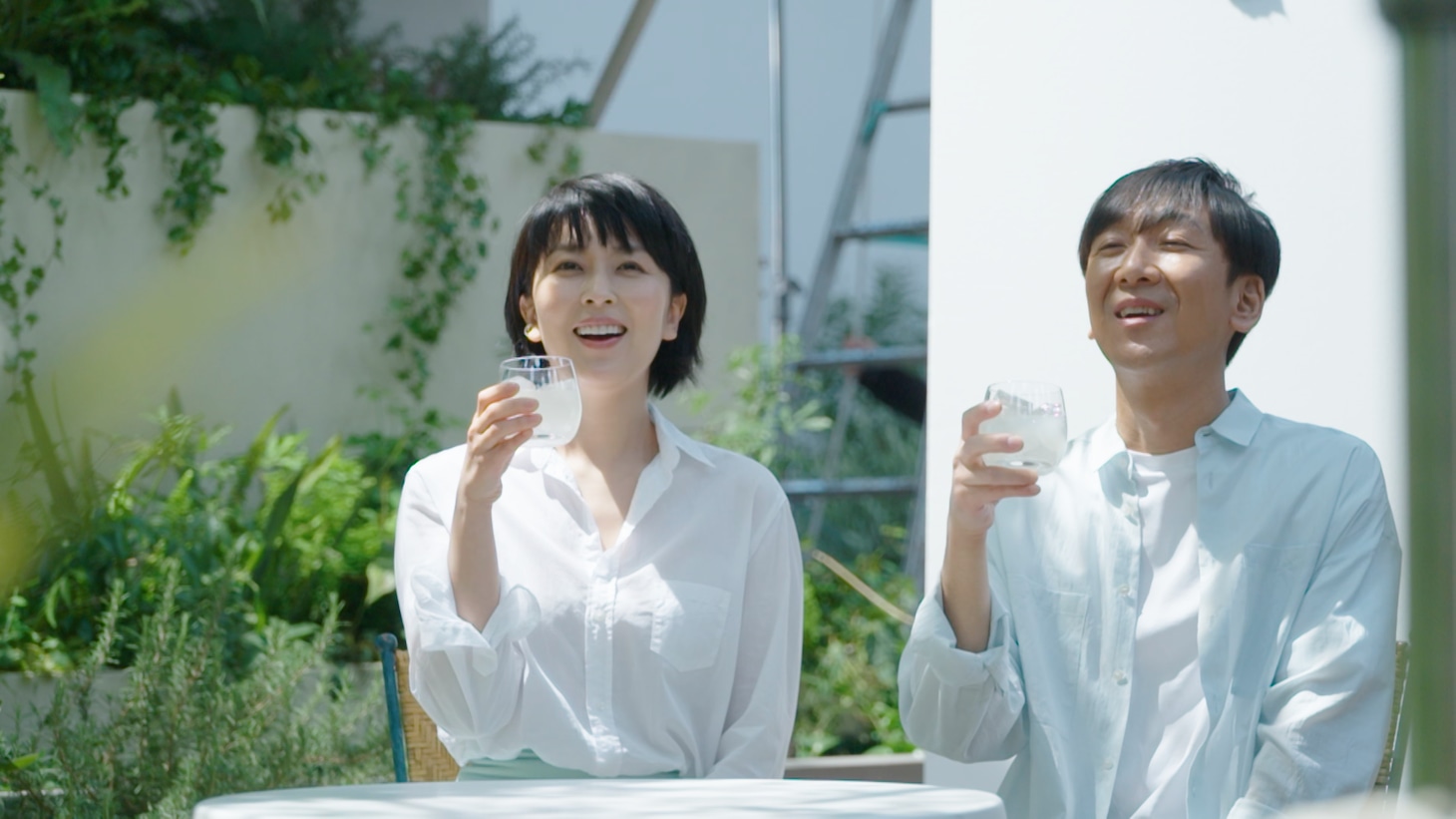 左から松たか子、東京03飯塚。