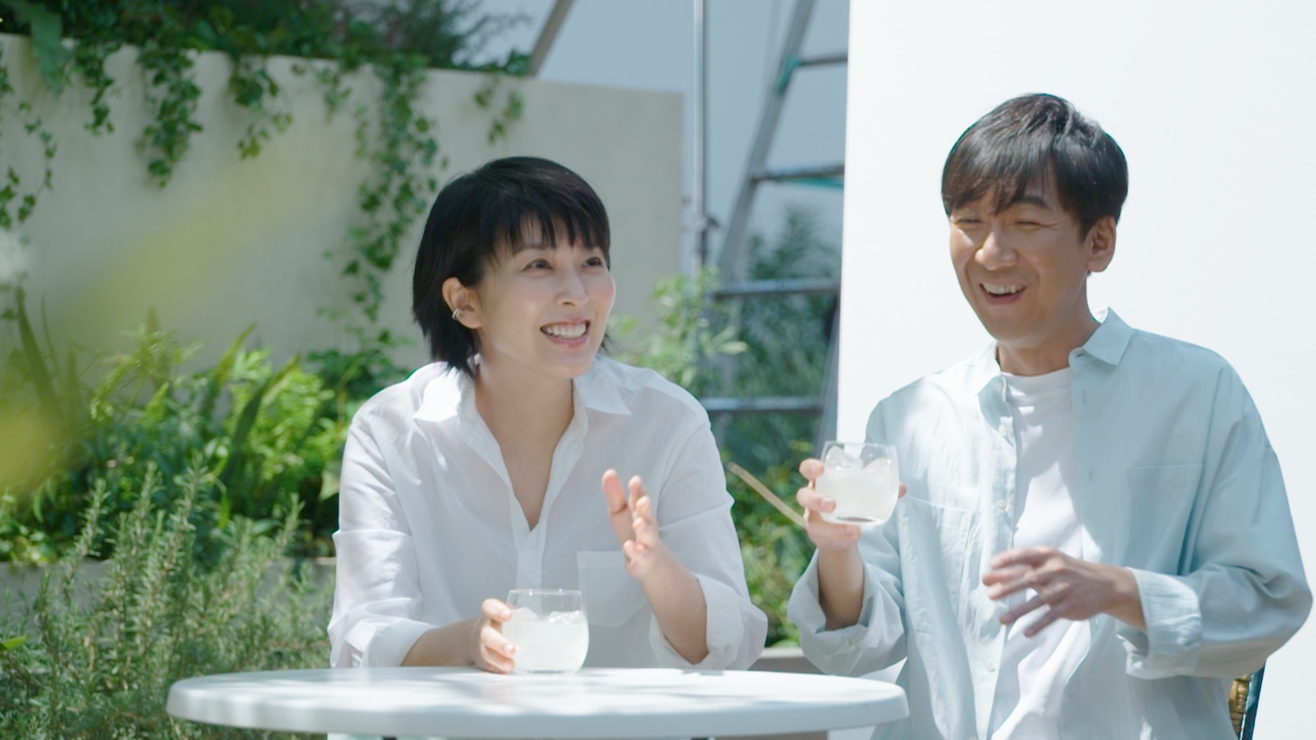左から松たか子、東京03飯塚。