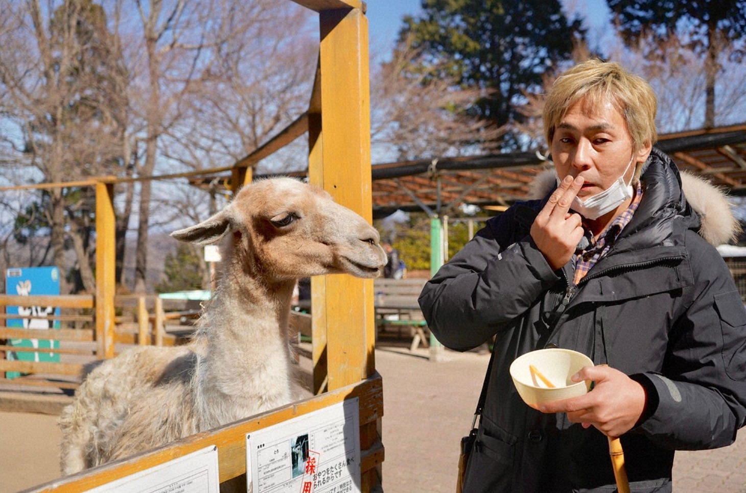 埼玉・長瀞を訪れ、動物と触れ合うヒロシ。(c)BS朝日