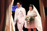 「さんまのお笑い向上委員会」内で結婚披露宴に臨む、ニッチェ近藤と、この番組の藤本大介プロデューサー（左）。(c)フジテレビ