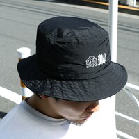 「余韻と脚色 バケットハット」