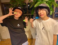 「余韻と脚色」グッズを身に着けた（左から）ラランド・サーヤ、Aマッソ加納。