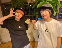 「余韻と脚色」グッズを身に着けた（左から）ラランド・サーヤ、Aマッソ加納。