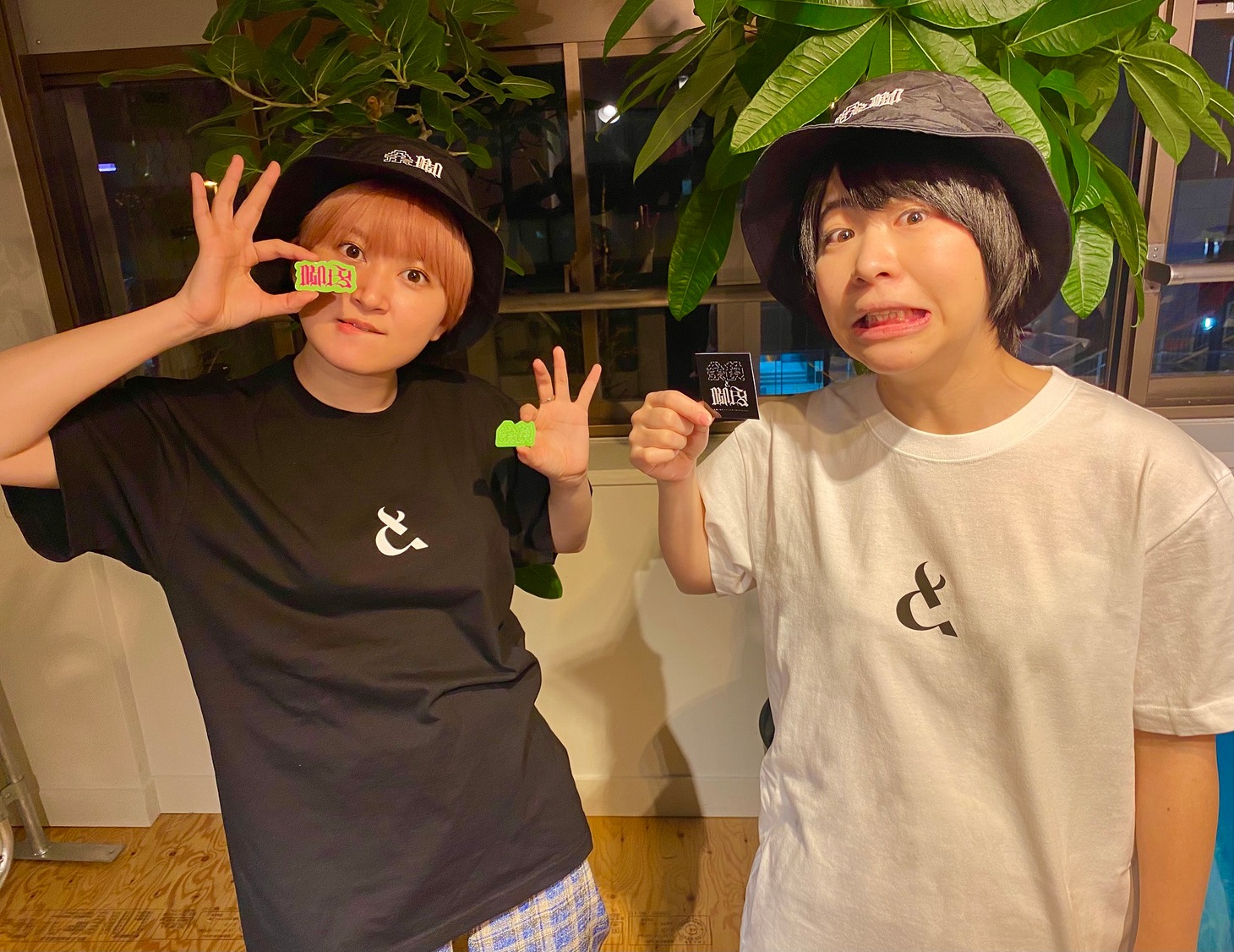 「余韻と脚色」グッズを身に着けた（左から）ラランド・サーヤ、Aマッソ加納。