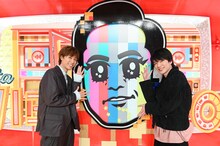 Snow Manの（左から）阿部亮平、深澤辰哉。(c)TBS
