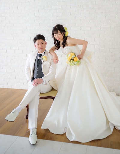 結婚するダニエルズ望月（左）と石出奈々子（右）。