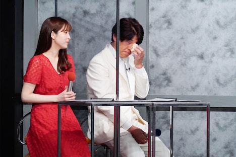 涙をぬぐう司会のレッド吉田（右）。