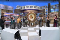 初めてスタジオ出演するすゑひろがりず（左から2人目、3人目）。