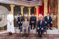 「笑いの創造神たち」に出演した、前列左から中川家・剛、スピードワゴン小沢。後列左からバカリズム、東京03飯塚、サンドウィッチマン富澤。左端は進行役の佐藤栞里。