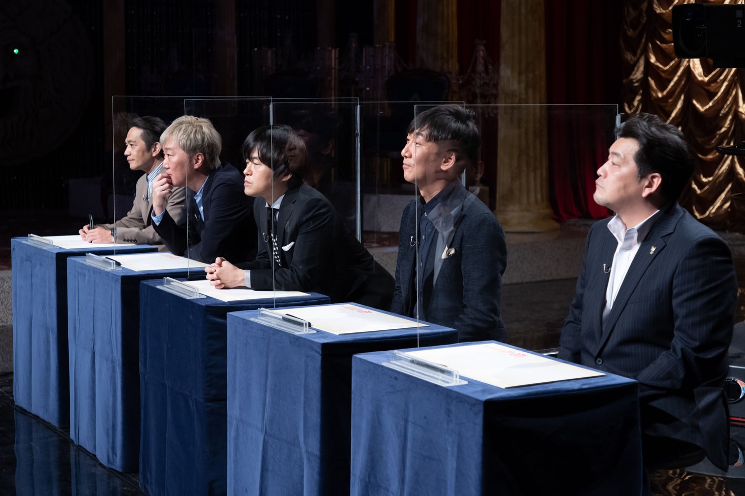 超若手のネタを鑑賞する（奥から）中川家・剛、スピードワゴン小沢、バカリズム、東京03飯塚、サンドウィッチマン富澤。