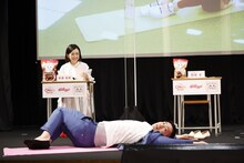 エクササイズをするミルクボーイ駒場。