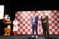 漫才を披露するミルクボーイ。