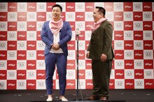 漫才を披露するミルクボーイ。