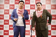 漫才を披露するミルクボーイ。