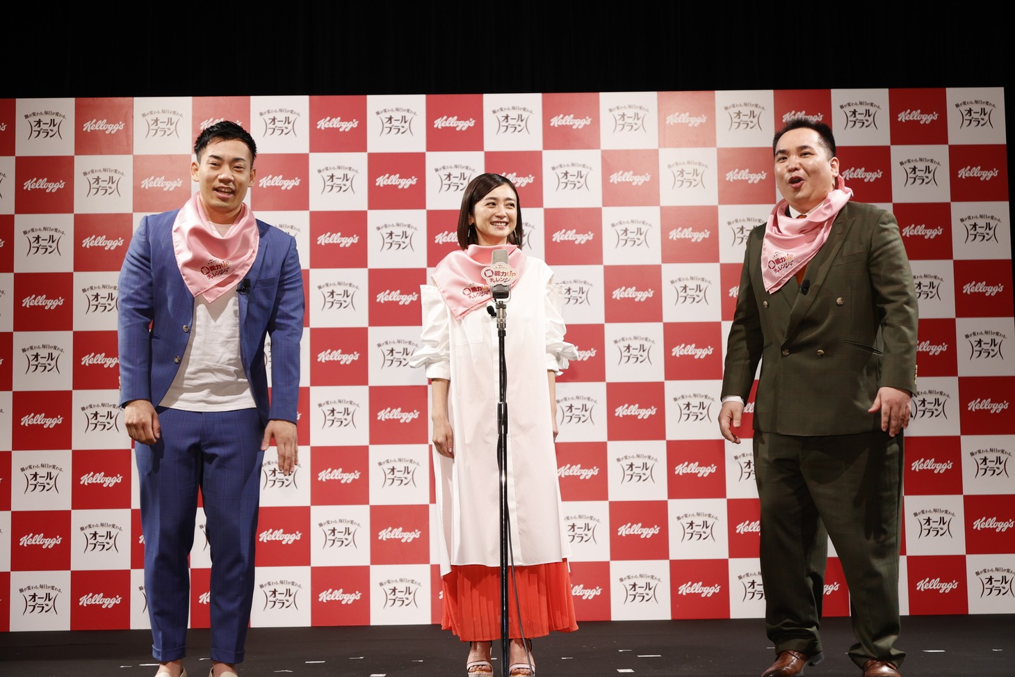 漫才を披露するミルクボーイ（両端）とそれに加わる安達祐実（中央）。