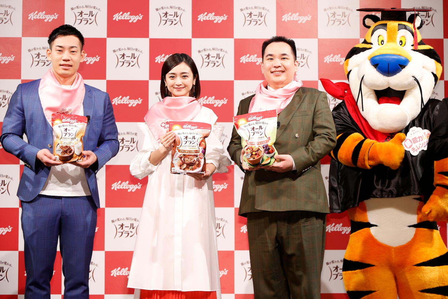 写真左から、ミルクボーイ駒場、安達祐実、ミルクボーイ内海。