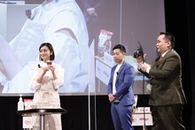 安達祐実（左）を撮影するミルクボーイ内海（右）。