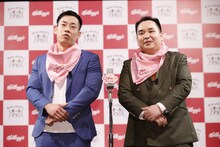 漫才を披露するミルクボーイ。