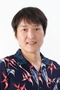 ストーリーテラーを務める千原ジュニア。