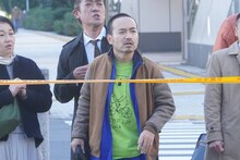 「監察医 朝顔」に出演する、かもめんたる・う大（中央）。(c)テレビ朝日