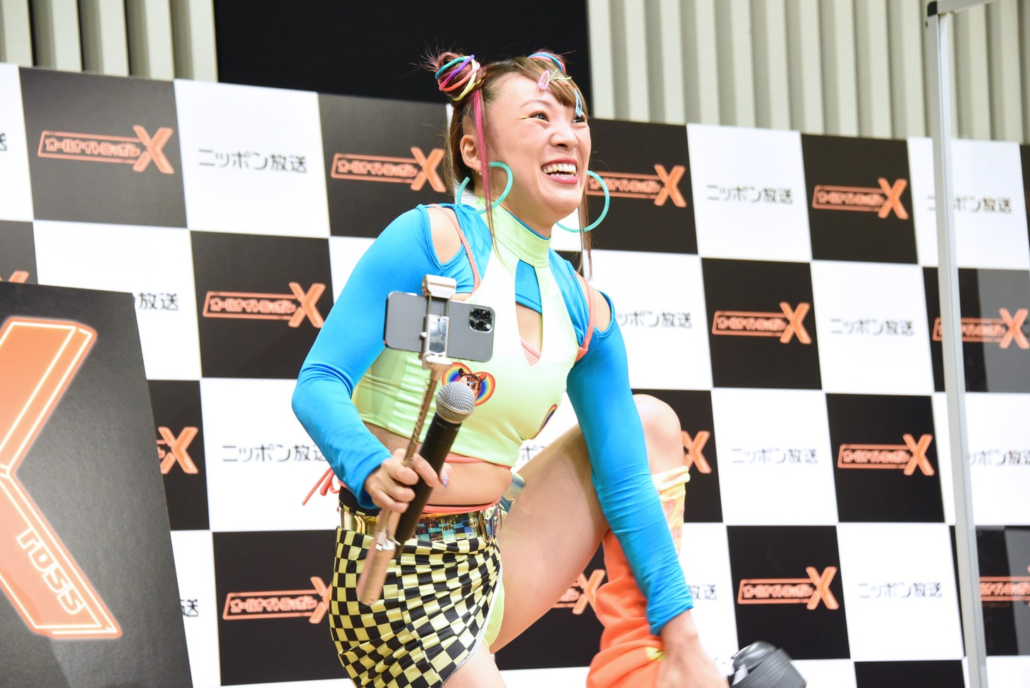 Y字バランスを披露しようとするフワちゃん。