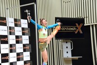 Y字バランスを披露するフワちゃん。