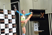 Y字バランスを披露するフワちゃん。