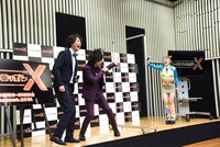 会見場にフワちゃんとぺこぱの2組が揃った場面。