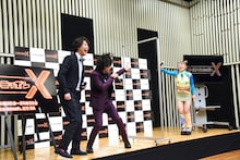 会見場にフワちゃんとぺこぱの2組が揃った場面。