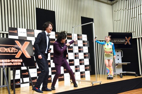 会見場にフワちゃんとぺこぱの2組が揃った場面。