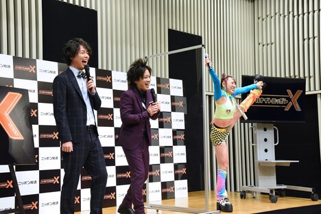 「オールナイトニッポンX」ポーズを封じられ、「オールナイトニッポンY」に移動すると述べるフワちゃん（右）。