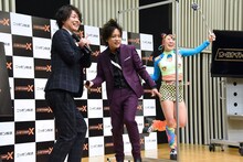 YOASOBIのAyaseがアレンジした「Bitter Sweet Samba -Ayase Remix-」をノリノリで聴くぺこぱとフワちゃん。