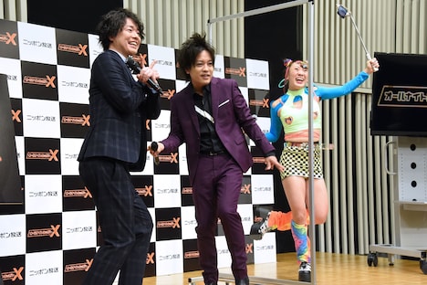 YOASOBIのAyaseがアレンジした「Bitter Sweet Samba -Ayase Remix-」をノリノリで聴くぺこぱとフワちゃん。