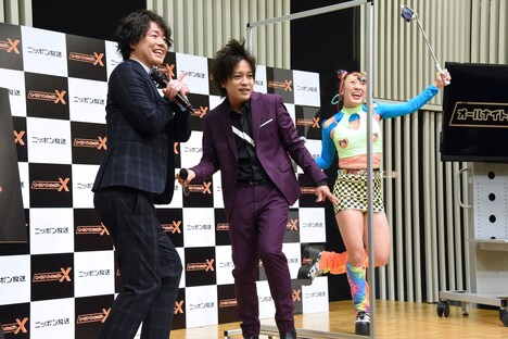 YOASOBIのAyaseがアレンジした「Bitter Sweet Samba -Ayase Remix-」をノリノリで聴くぺこぱとフワちゃん。