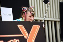 パネルをかじるフワちゃん。