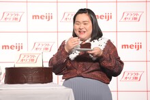 フラクトオリゴ糖を使ったガトーショコラを試食するぼる塾・田辺。