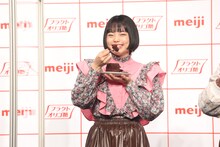 フラクトオリゴ糖を使ったガトーショコラを試食するぼる塾きりや。