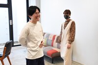 YuMorimotoさん（右）に「舞台の人の立ち方ですね」と言われて恥ずかしがる溜口さん（左）。
