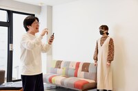 「うっせぇわ」を歌ってみる溜口さん（左）。