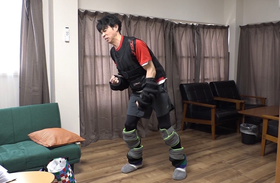パワーアップするかどうか検証するため、全身に60kgの重りを装着する小島よしお。(c)中京テレビ
