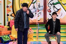 陣内智則（右）のネタ「視力検査」にバナナマン日村（左）が挑む場面。(c)TBS