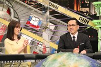 （左から）小澤陽子アナ、アリタ哲平。(c)フジテレビ