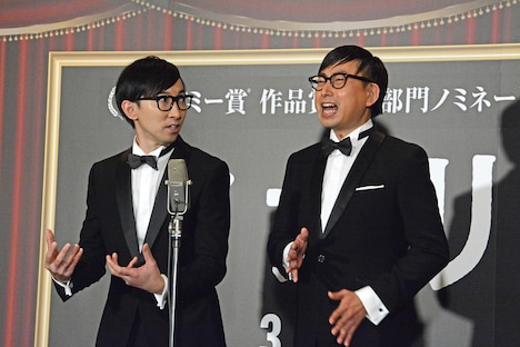 漫才を披露するおいでやすこが。