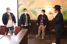 「出川・爆問田中・岡村のミニスモール3」にネプチューン堀内（右端）が出演するワンシーン。(c)フジテレビ