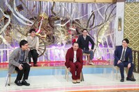 「異世界転生バラエティ 万年2番手だった麒麟川島が転生したら千鳥おぎやはぎ山里を従えるメインMCだった件」のワンシーン。