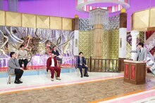 「異世界転生バラエティ 万年2番手だった麒麟川島が転生したら千鳥おぎやはぎ山里を従えるメインMCだった件」のワンシーン。