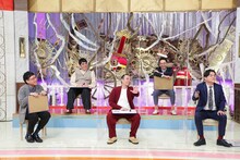 「異世界転生バラエティ 万年2番手だった麒麟川島が転生したら千鳥おぎやはぎ山里を従えるメインMCだった件」のワンシーン。